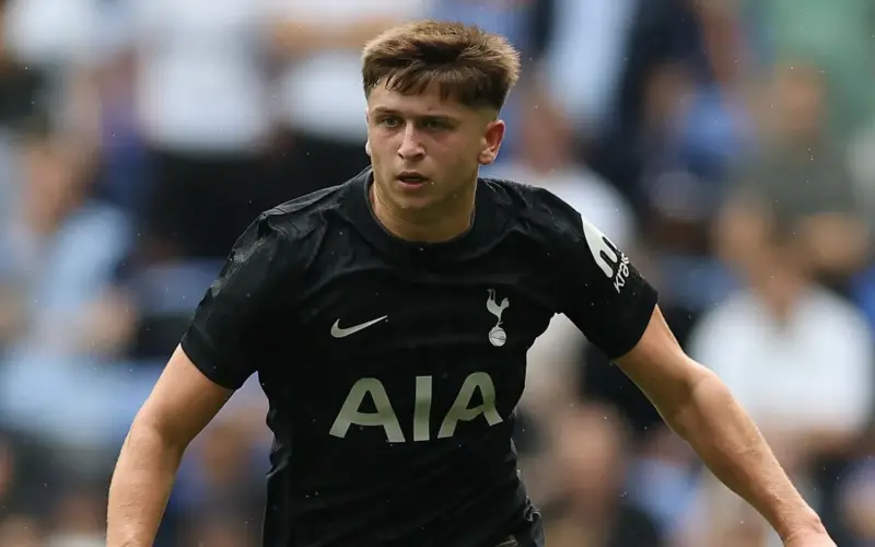 اللاعب الشاب الموهوب في توتنهام، مايكي مور، يكشف عن أزمة صحية أبقته طريح الفراش لمدة ستة أسابيع.